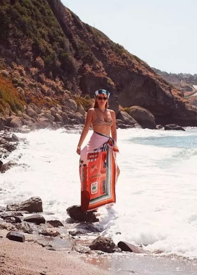 Gizem Karaca'nın Bikinili Tatil Pozları Olay Yarattı