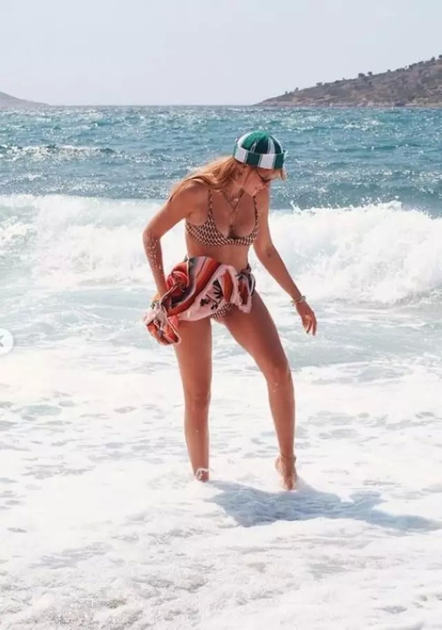 Gizem Karaca'nın Bikinili Tatil Pozları Olay Yarattı