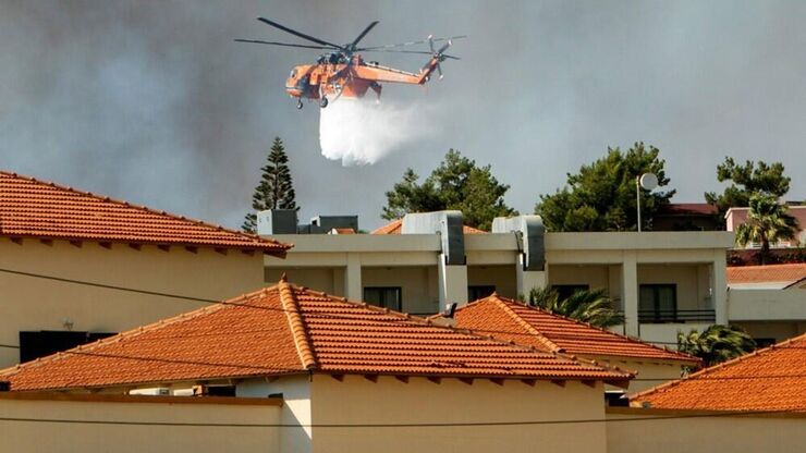Rodos'ta Yangın Korkusu: 2 Bin Kişi Tahliye Edildi