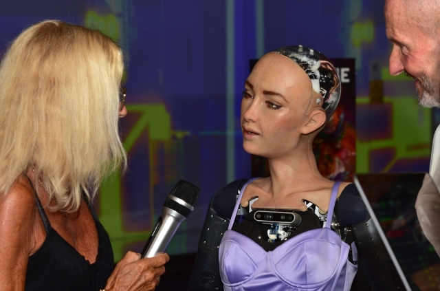 Dünyanın ilk vatandaşlık alan robotu Sophia, Antalya'da düzenlenen bir etki...