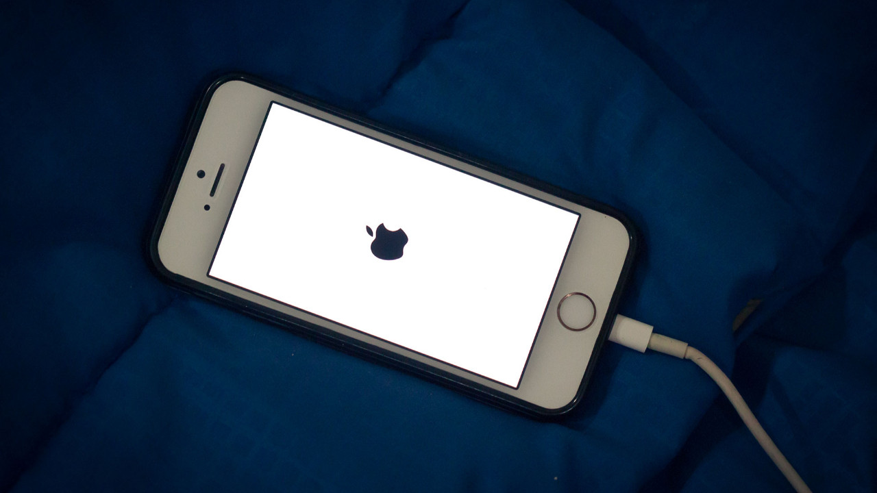 Apple, iPhone'ları gece şarjda bırakmanın potansiyel tehlikeleri hakkında u...