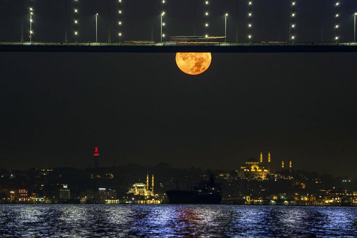 İstanbul'da 'Mavi Ay' Görsel Şöleni