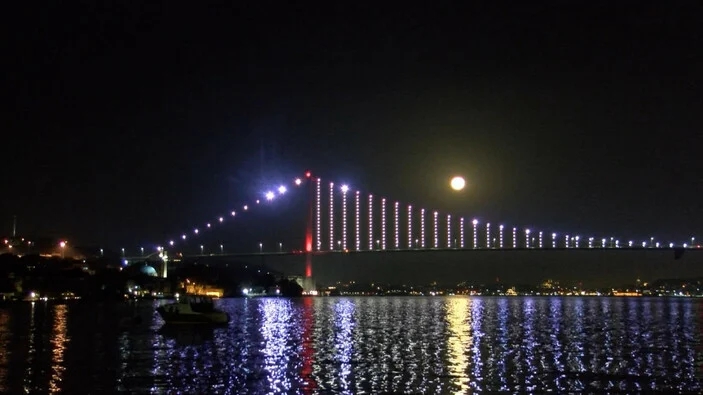 İstanbul'da 'Mavi Ay' Görsel Şöleni