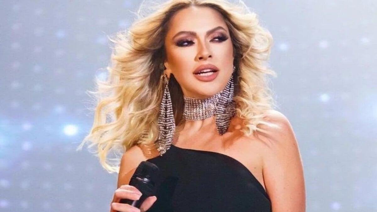 Hadise'nin Sahnede Tesettürlü Hayranıyla Yaşadığı Duygusal Anlar