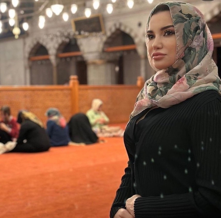 Esra Ezmeci, Tesettüre Giyip Sultan Ahmet Camii'ne Gitti!