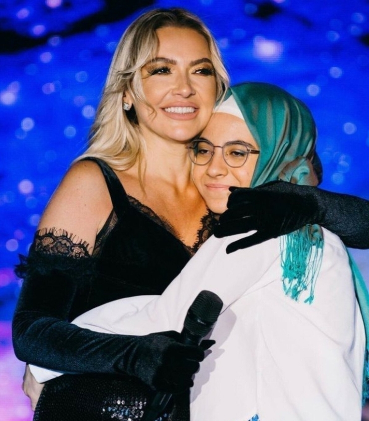 Hadise'nin Sahnede Tesettürlü Hayranıyla Yaşadığı Duygusal Anlar