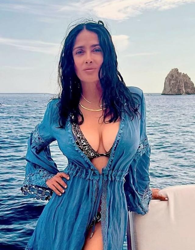 Salma Hayek, Tatil Pozlarıyla Kendine Hayran Bıraktı!