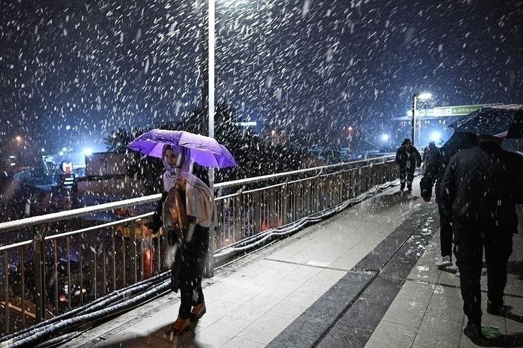 İstanbul'da Okullara Kar Tatili! Fırtına Devam Ediyor...