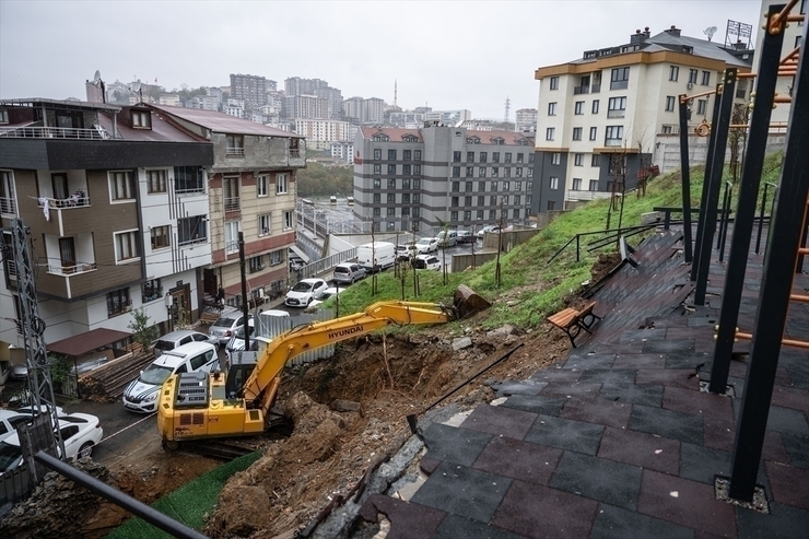 İstanbul'da Okullara Kar Tatili! Fırtına Devam Ediyor...