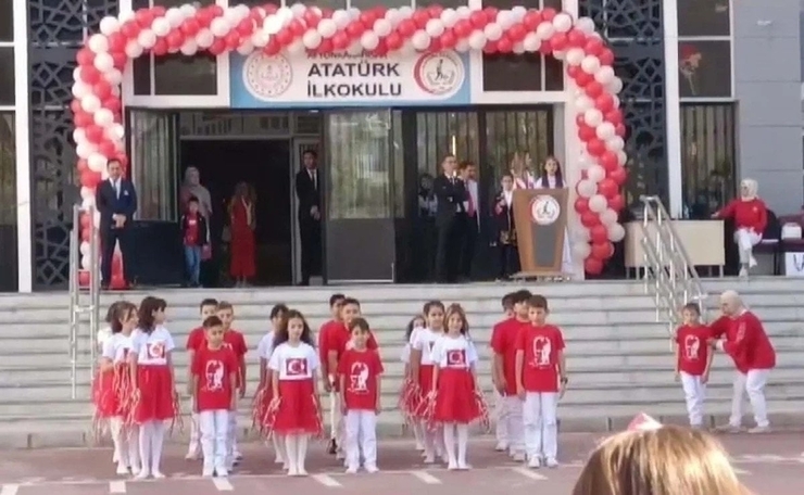 Cumhuriyet Bayramı Töreninde Öğrencisini Ayıran Öğretmen Ceza Aldı!