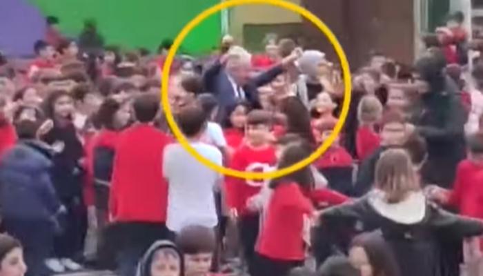İstanbul Maltepe'de Müdür Bayrak'ın öğrencileriyle dans ettiği anlar sosyal...