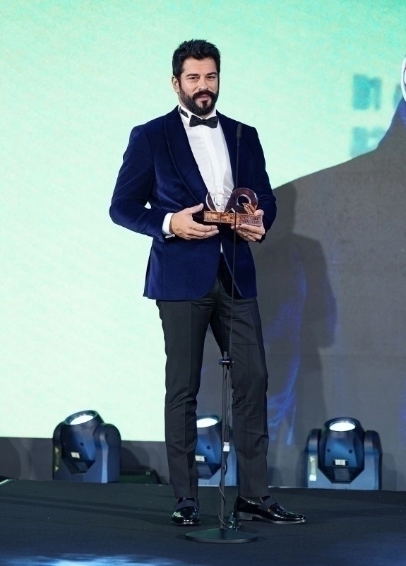 Burak Özçivit, Gq Men Of The Year 2023 Ödül Töreninde Gazze Katliamına Tepki Gösterdi