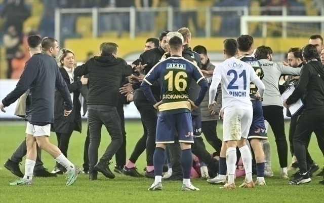 Hakem Halil Umut Meler, Ankaragücü Başkanı Faruk Koca Tarafından Yumruklandı!