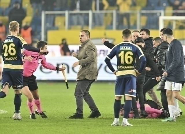 Hakem Halil Umut Meler, Ankaragücü Başkanı Faruk Koca Tarafından Yumruklandı!