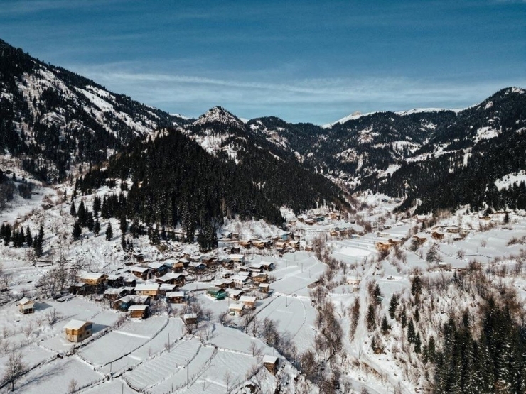 Artvin'de Kışın İlk Karıyla Beyaz Örtüyü Kucaklayan Yanıklı Köyü Ve Atatepe