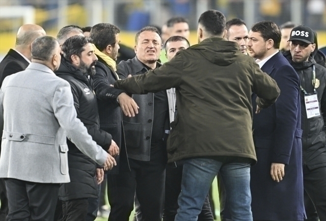 Hakem Halil Umut Meler, Ankaragücü Başkanı Faruk Koca Tarafından Yumruklandı!