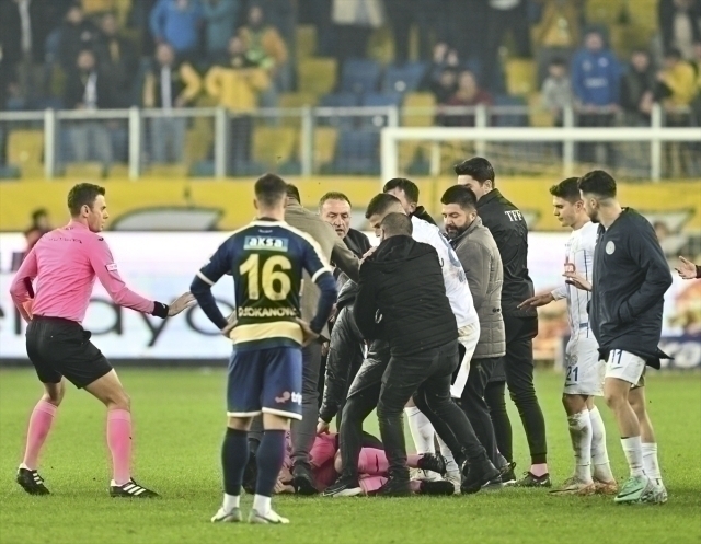 Hakem Halil Umut Meler, Ankaragücü Başkanı Faruk Koca Tarafından Yumruklandı!