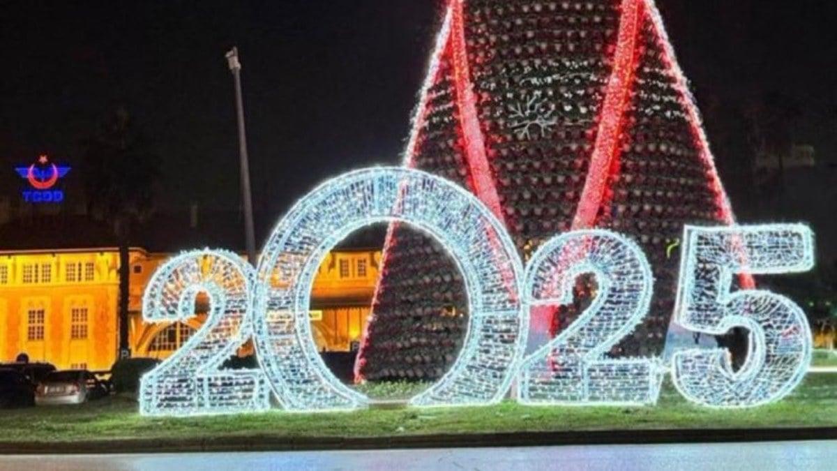 Adana, Yeni Yıla 2025 İle Giriyor! Adanalılar, İstasyon Meydanı'na ışıklı '...