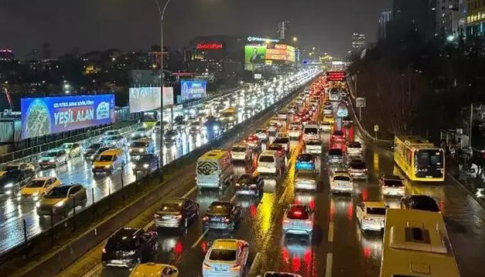 İstanbul'da Karla Karışık Yağmur ve Kar Yağışı Trafik Yoğunluğunu Artırdı: ...