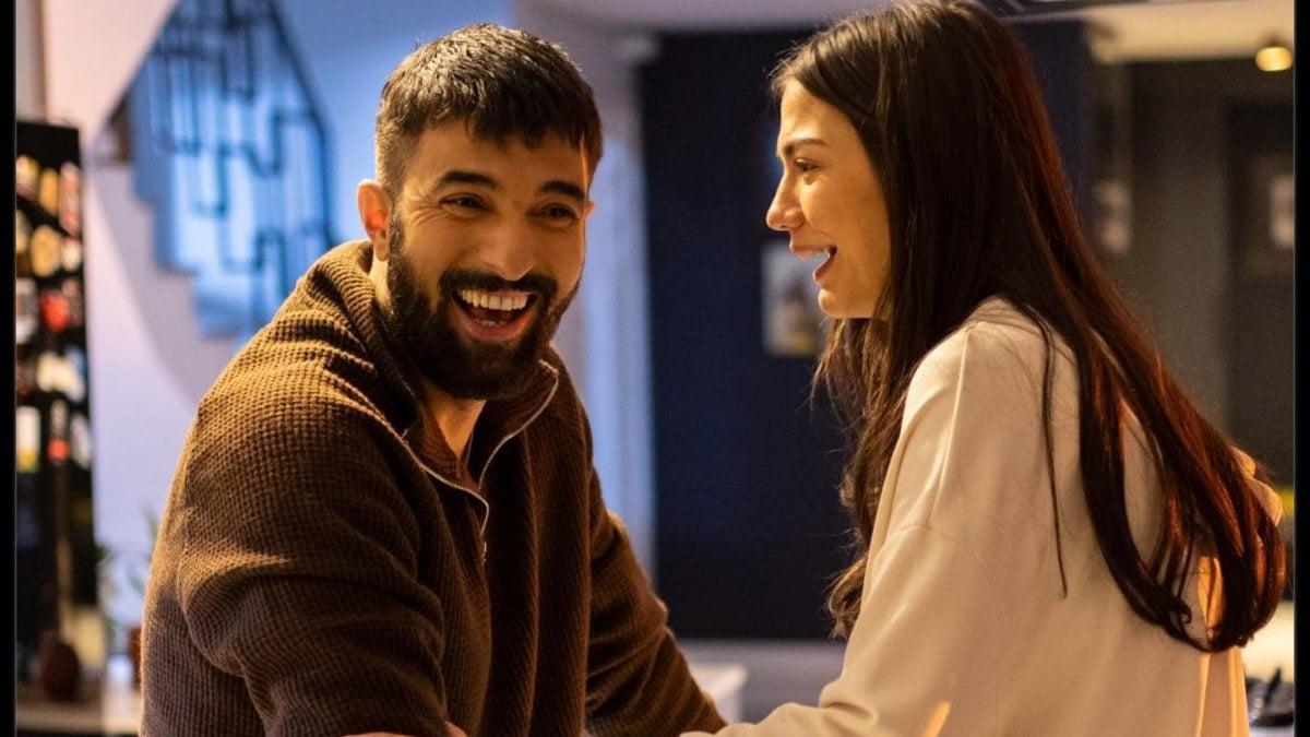 Adım Farah Dizisi Final Yaptı! Demet Özdemir Ve Engin Akyürek'ten Paylaşım!