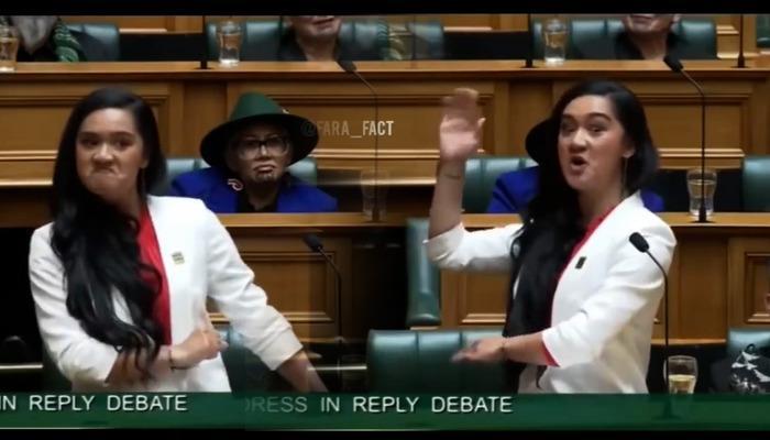 Yeni Zelandalı milletvekili Maipi-Clarke, meclis konuşmasında duygusal bir ...