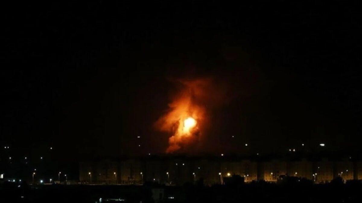 İsrail Ordusu, Lübnan'ın Nakura kentindeki binayı bombalayarak çok sayıda s...