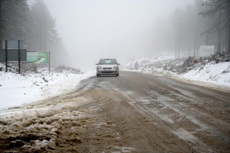 Kaz Dağları'nda Kar Fırtınası: Yollar Kapandı, Ulaşım Felç!