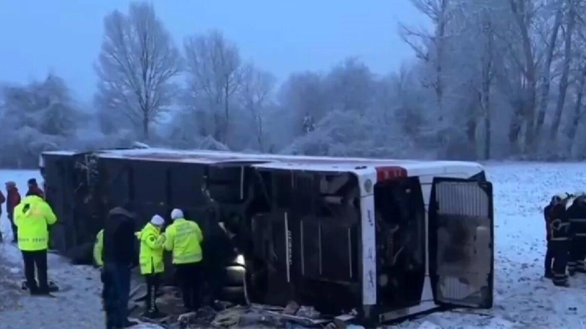 Kastamonu'da meydana gelen trafik kazasında otobüs tarlaya devrildi, 4 kişi...