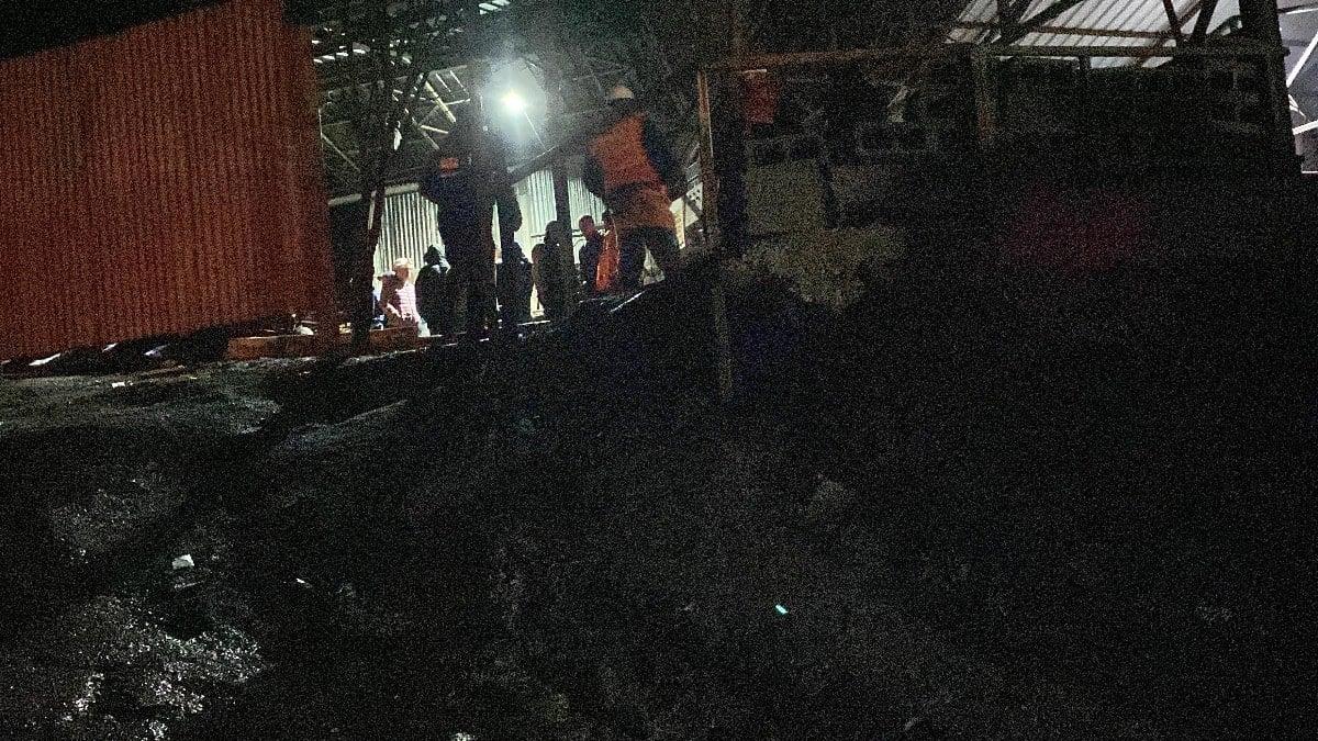Zonguldak'ta maden ocağında yaşanan tavan göçmesi sonucu mahsur kalan 2 işç...