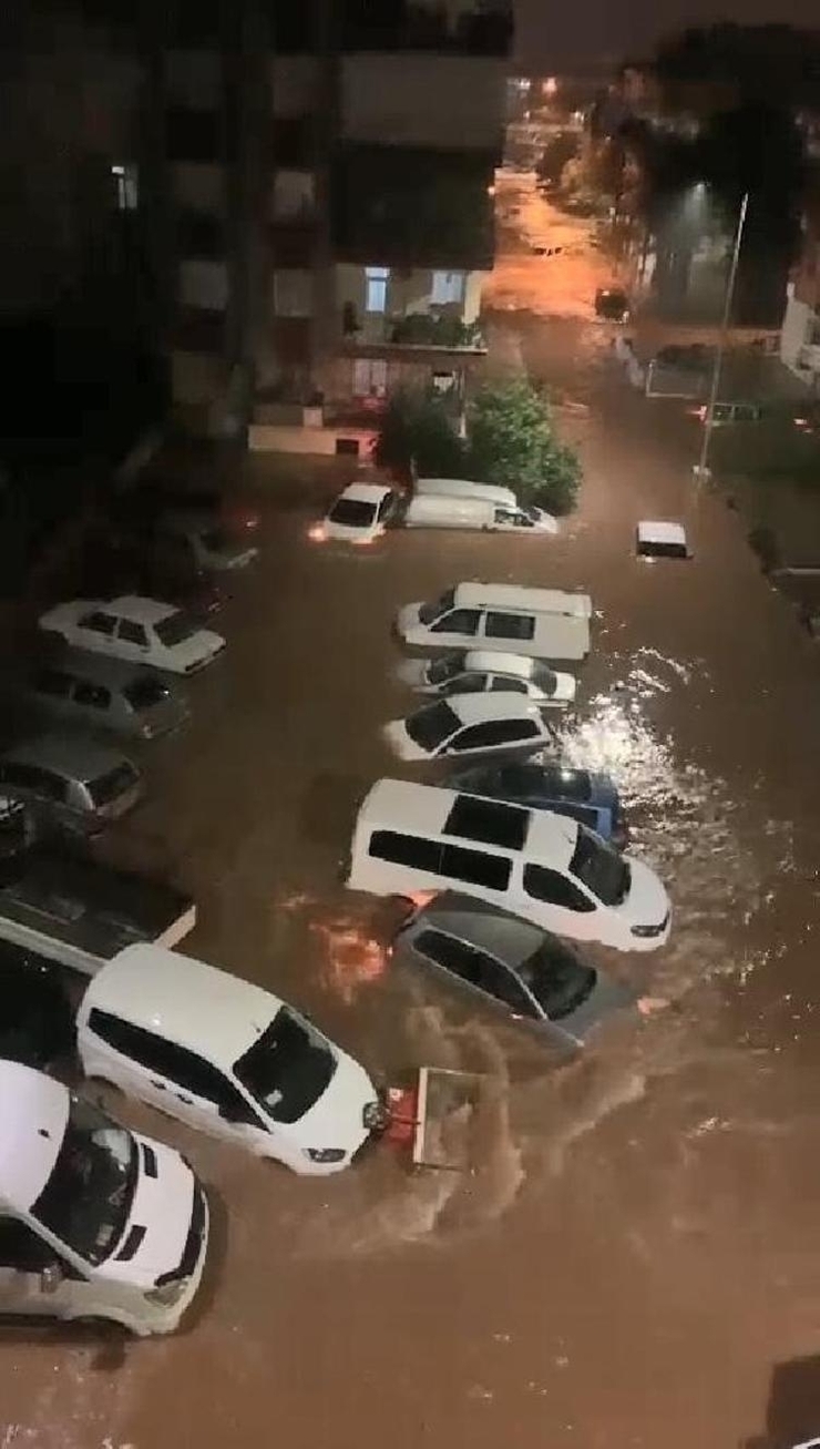 Antalya'yı Sel Aldı! Şehir Sular Altında...