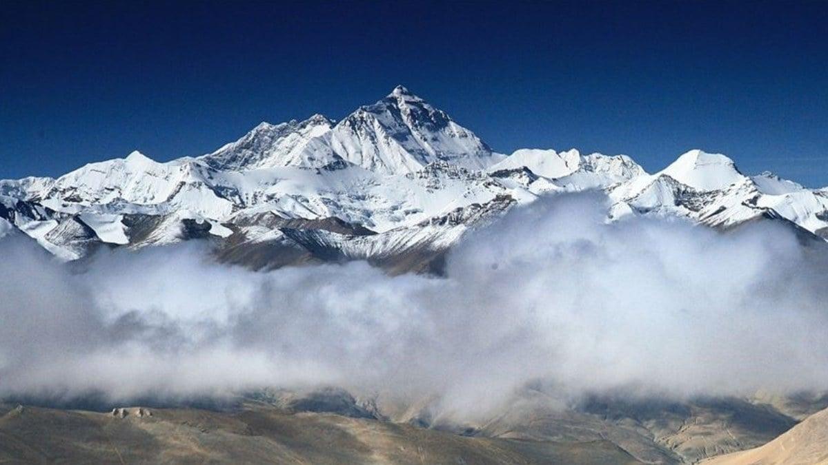 Everest Dağı'nda dağcılar artık dışkılarını kamp alanına geri getirmek zoru...