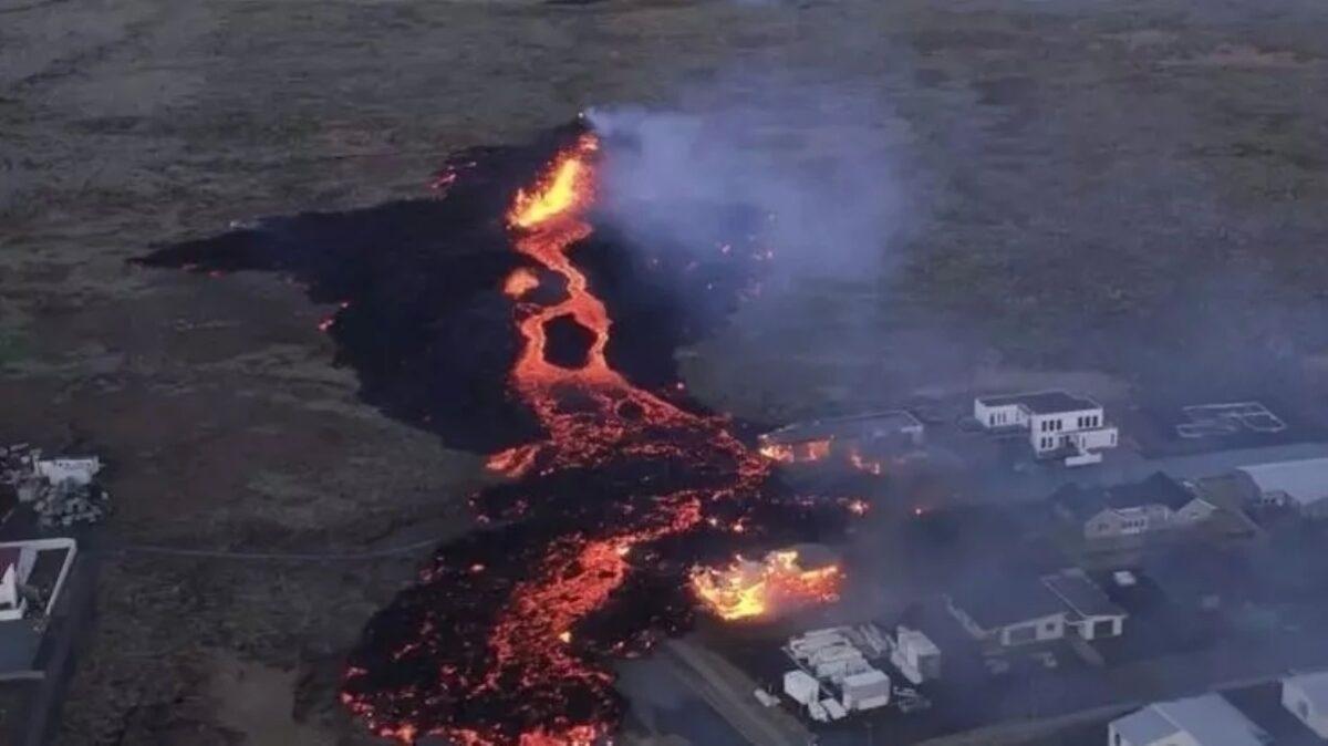 İzlanda'da ikinci yanardağ patlaması meydana geldi. Lav fışkıran yanardağın...