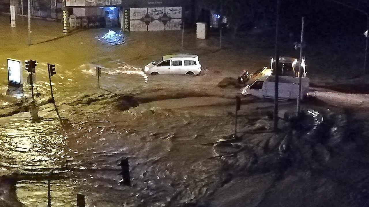 Antalya'da kuvvetli yağış ve şimşek nedeniyle sel ve su baskınları yaşanıyo...