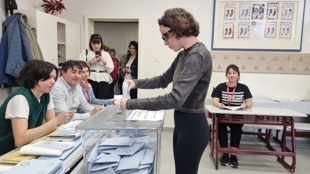 Zeynep Bastık, Oy Kullanmak İçin Okulda Bekledi