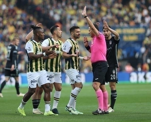 Fenerbahçe Beşiktaş'ı 10 Kişiyle Devirerek 3 Puanı Kaptı!