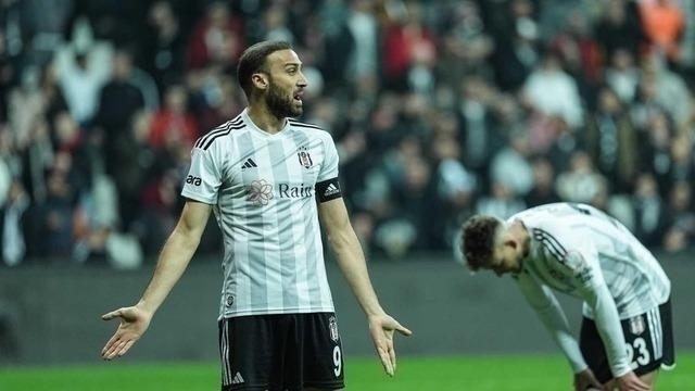 Cenk Tosun Beşiktaş'tan Ayrılıyor: Maaş Konusunda Anlaşma Sağlanamadı