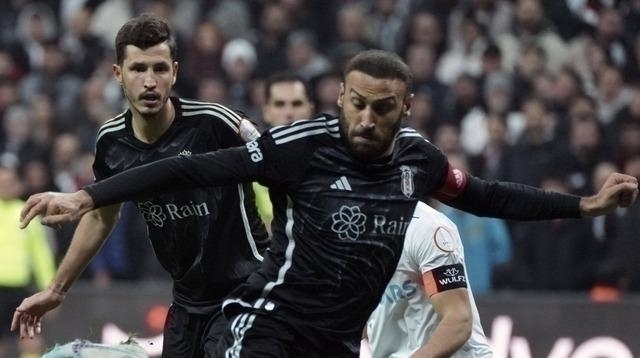 Cenk Tosun Beşiktaş'tan Ayrılıyor: Maaş Konusunda Anlaşma Sağlanamadı