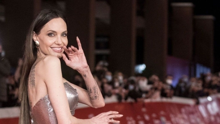 Angelina Jolie'nin Yeni Dövmesi: Stay Gold Ve The Outsiders Müzikali