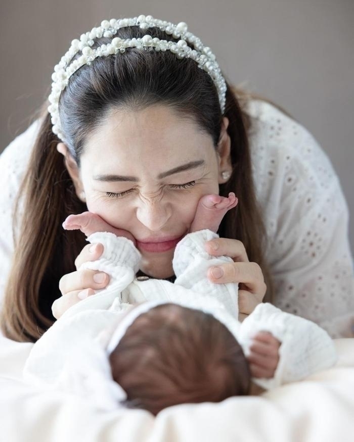 Yıldız Çağrı Atiksoy Ve Berk Oktay'ın Kızları Mira Milena Dünyaya Geldi!