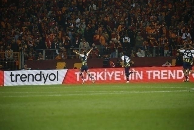 Fenerbahçe, 10 Kişiyle Galatasaray'ı Yenerek Büyük Zafer Kazandı!