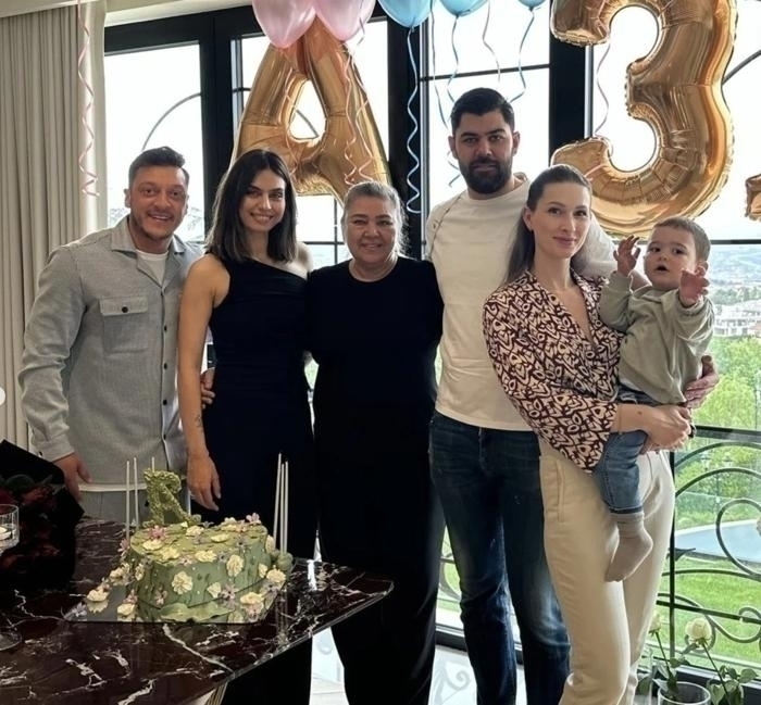 Amine Gülşe, Ailesiyle Birlikte 31. Yaşını Kutladı