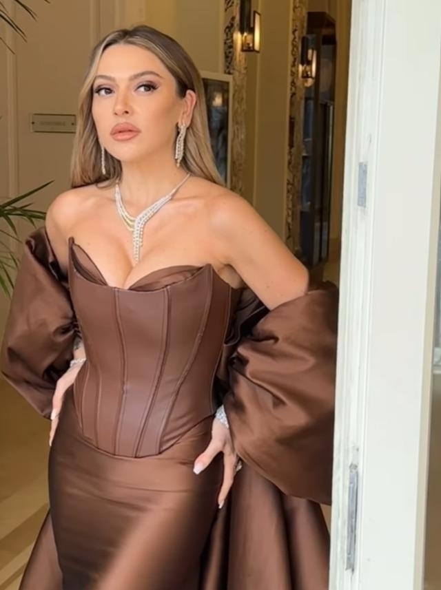 Hadise, Cannes'da Mücevher Markasının Davetlisi Olarak Boy Gösterdi