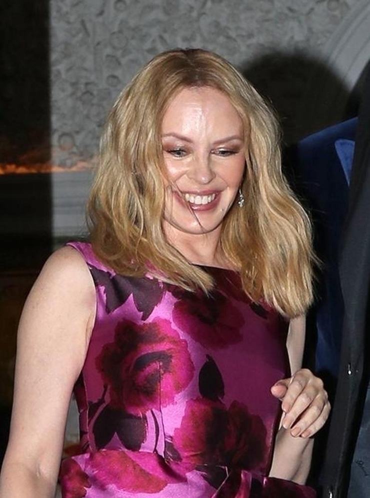 Kylie Minogue: Meme Kanserine Rağmen Mücadele Ederek Yeni Yaşını Kutladı