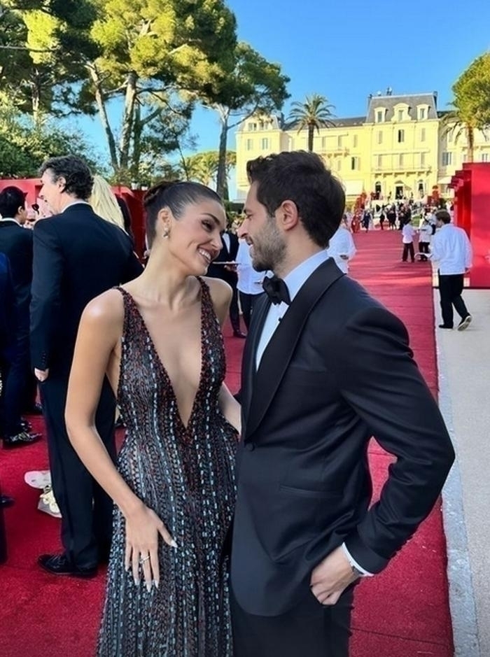 Hakan Sabancı Cannes'da Hande Erçel'e Eşlik Etti… Kırmızı Halı Pozlarını Paylaştı