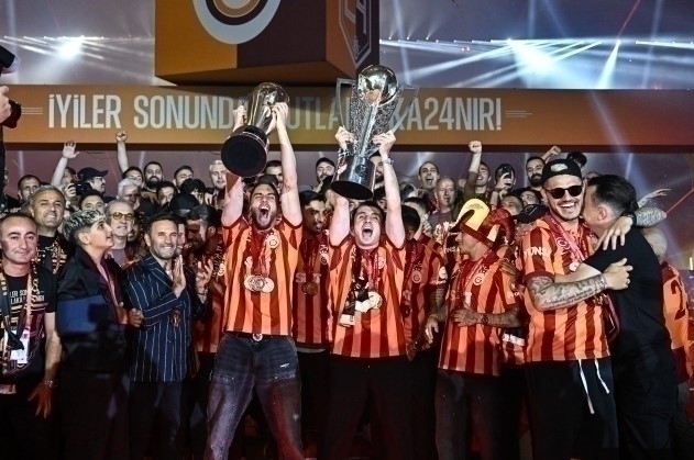Galatasaray, Süper Lig Ve Süper Kupa Şampiyonluklarını Kutladı