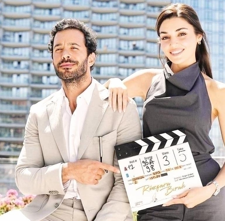 Rüzgara Bırak Filminin Setinde Barış Arduç Ve Hande Erçel Sahnede