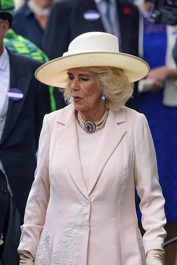 Camilla'nın Takı Dolu Görünümü Öne Çıktı