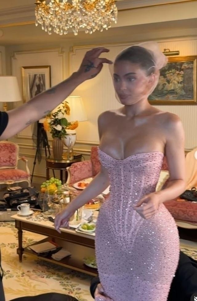 Kylie Jenner Paris'te Şeffaf Korse Pembe Elbisesiyle Gündemde