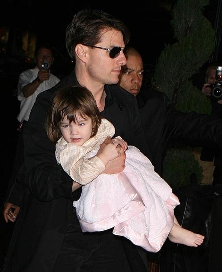 Suri Cruise'un Liseden Mezuniyet Töreni Ve Tom Cruise'un Uzak Duruşu