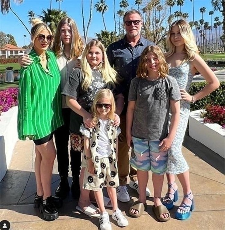 Tori Spelling'in Eski Ev Sahibi Ateş Püskürdü: Kanepeler Bile İdrar Kokuyor!